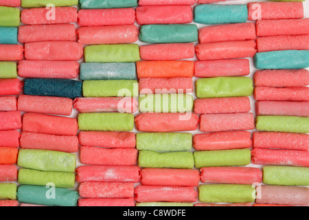 bestehend aus verschiedenen farbigen zähe Bonbons auf weißem Hintergrund Stockfoto