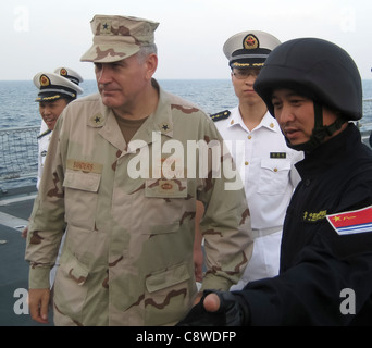 Kommandant der kombiniert Task Force (CTF) 151 spricht mit jungen Offizieren an Bord der Peoples Liberation Army Navy Fregatte Zhoushan Stockfoto