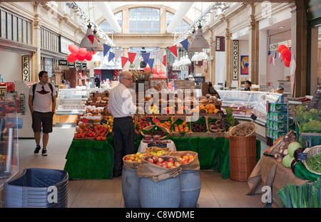 EU-Markt bei Fulham Broadway Station Atrium, Obst und Gemüse-Abschnitt Stockfoto