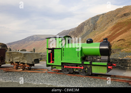 Kleiner grüner Zug Motor auf dem Display außerhalb Honister Slate Mine im Lake District National Park Cumbria England UK Stockfoto