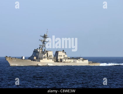 Die Arleigh-Burke-Klasse geführte Flugkörper Zerstörer USS Forrest Sherman (DDG-98) patrouilliert in den Golf von Aden Stockfoto