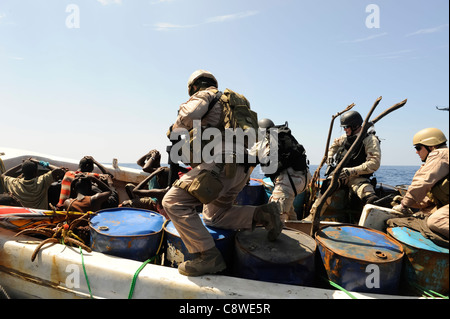 Mitglieder der US Coast Guard Law Enforcement Loslösung und kombiniert Task Force 151 Stockfoto