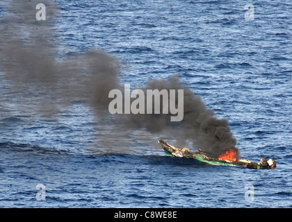 Einem mutmaßlichen Piraten Skiff brennt nach der Zerstörung durch die amphibischen Dock Landungsschiff USS Ashland Stockfoto