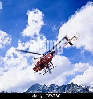 Alouette II Rettungshubschrauber im Flug Zermatt Wallis Schweiz Stockfoto