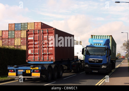 Zwei Container-LKW vorbei ein Container-Depot in Felixstowe, Suffolk, England Stockfoto