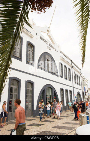 Portugal Algarve Lagos Mercado Municipal Markt gebaut wurde, Außenfassade Pflaster promenade Palm 1924 Baum Bäume Haupteingang cobble Stockfoto