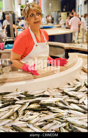 Portugal Algarve Lagos Mercado Municipal Markt Fisch 1924 Zähler weiblich Frau Lady in Red Rubber Handschuhe Stockfoto