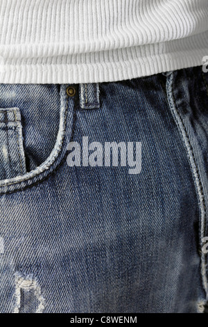 Abgenutzte Jeans und weißes T-shirt als Nahaufnahme. Stockfoto
