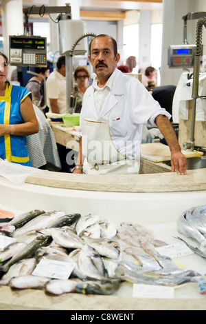 Portugal Algarve Lagos Mercado Municipal Markt eröffnet frische Fische Abschnitt 1924 Anbieter männlich Mann Schnurrbart Zähler Tintenfisch Tintenfisch Stockfoto