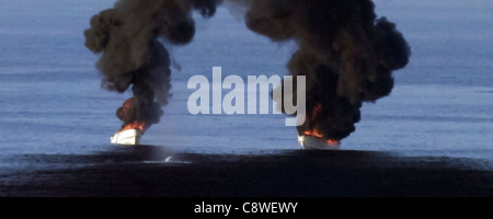 Verdacht auf Piraten Skiffs Brennen von Waffen Feuer aus geführte Flugkörper Zerstörer USS Momsen Stockfoto