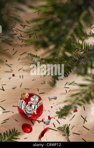 Gebrochene Christbaumkugel auf dem Boden, innen geschossen Stockfoto