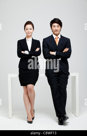 Asiatische Geschäftsmann und Geschäftsfrau Standing Side By Side Stockfoto