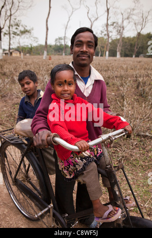 Indien, Assam, Jorhat, Gatoonga Teeplantage, Arbeiter mit drei seiner jungen Kinder Stockfoto