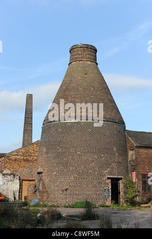 Frühen 19. Keramik arbeitet & große Flasche Backofen mit kreisförmigen Hütte am oberen Brücke Keramik (Preis & Kensington) in Burslem Stoke Stockfoto