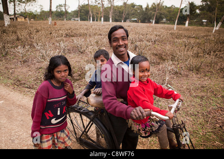 Indien, Assam, Jorhat, Gatoonga Teeplantage, Arbeiter mit drei seiner jungen Kinder Stockfoto