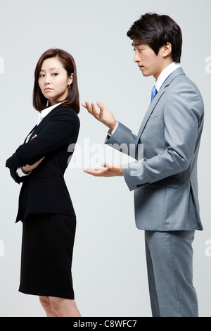 Asiatische Geschäftsfrau und Geschäftsmann eine Diskussion Stockfoto