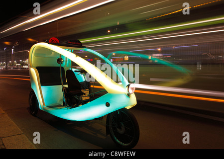 Umweltfreundliche Biketaxi (Zyklus-Fahrrad, Velo-Taxi) wartet auf Kunden in Berlin Stockfoto