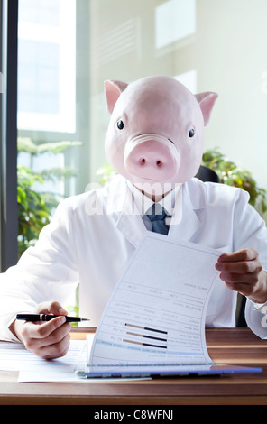 Pig Head Ernährungsberaterin schreiben mit Stift auf Papier Stockfoto