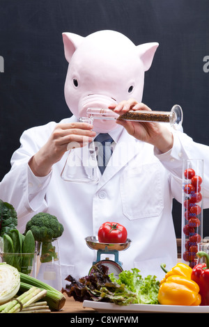 Pig Head Ernährungsberaterin Punkt Experiment mit Gemüse Stockfoto