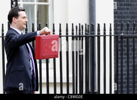 Britische Schatzkanzler George Osborne posiert für die Medien mit seinen traditionellen roten Dispatch Box. Stockfoto