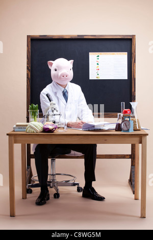 Pig Head Ernährungsberaterin vor Tafel Stockfoto