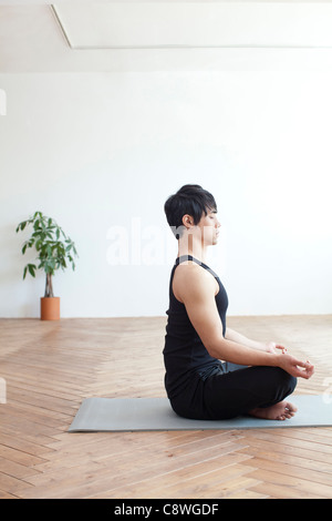 Asiatischen Mann tut Yoga Stockfoto