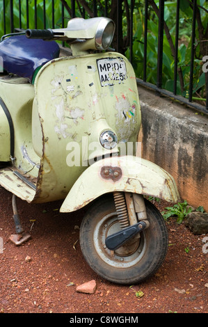 Einen Roller von der Seite der Straße in Bhopal, Indien Stockfoto