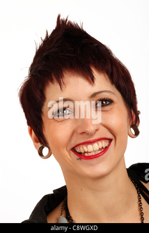 junge Frau mit Gesichts-Piercings Ohr stecken Sie Ringe und kurz abgeschnittenen stacheligen Haaren Stockfoto