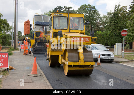 Schwere Road Roller folgende Asphalt Verlegung Maschine und verdichten frisch Fahrbahn gelegt. Stockfoto