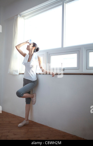 Asiatische Frau Holding Wasserflasche Stockfoto