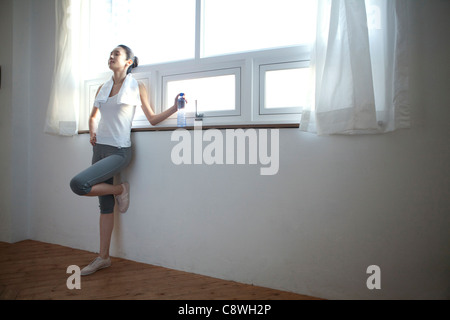 Asiatische Frau Holding Wasserflasche Stockfoto