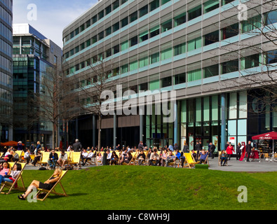 Neubau Bürogebäude im Bereich Spinningfields von Manchester City Center England UK mit Büroangestellte, die Sonne genießen Stockfoto