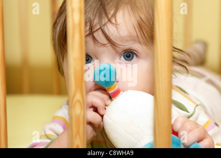 Baby Kind Mädchen 6-8 Monate alt in Krippe Stockfoto