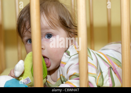 Baby Kind Mädchen 6-8 Monate alt in Krippe Stockfoto