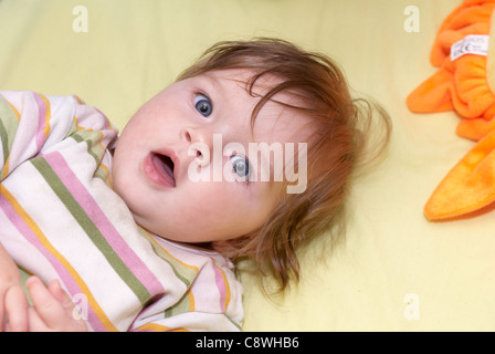Baby Kind Mädchen 6-8 Monate alt in Krippe Stockfoto