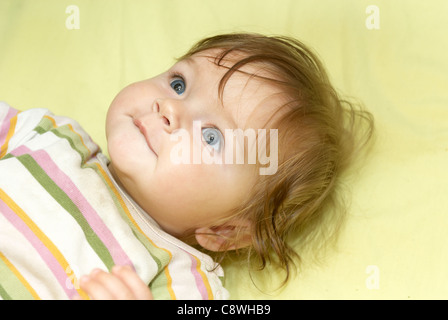 Baby Kind Mädchen 6-8 Monate alt in Krippe Stockfoto