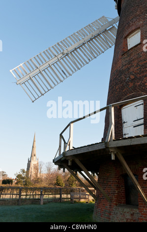 John Webb Windmühle in Thaxted, Essex mit der Pfarrkirche St. Johannes in der Ferne Stockfoto