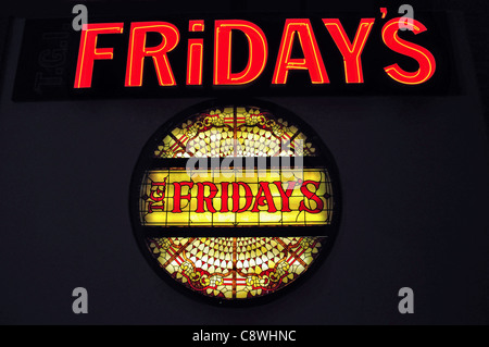 TGI Friday's Restaurant Schild, Kingston upon Thames, Royal Borough of Kingston upon Thames, Greater London, England, Vereinigtes Königreich Stockfoto