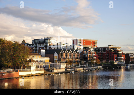 Riverside bei Sonnenuntergang, Kingston upon Thames, Royal Borough of Kingston upon Thames, Greater London, England, Vereinigtes Königreich Stockfoto