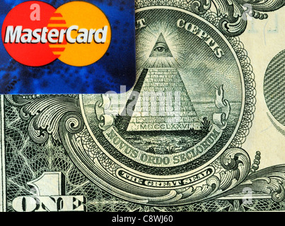 MasterCard und die Pyramide auf dem amerikanischen Dollarschein Stockfoto