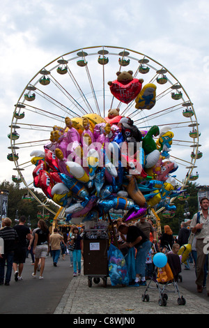 Straßenkarneval in Berlin zu feiern Tag der Wiedervereinigung Stockfoto
