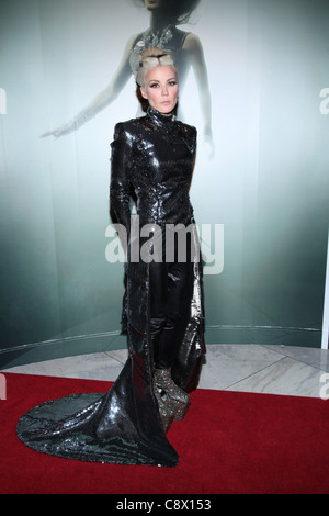 Daphne Guinness (mit einer Jacke von Hogan McLaughlin) in die Teilnehmerliste für Daphne Guinness Mode ausstellen, das Museum am f.i.t., Stockfoto