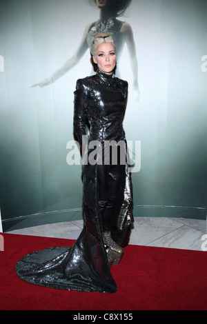 Daphne Guinness (mit einer Jacke von Hogan McLaughlin) in die Teilnehmerliste für Daphne Guinness Mode ausstellen, das Museum am f.i.t., Stockfoto