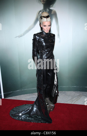 Daphne Guinness (mit einer Jacke von Hogan McLaughlin) in die Teilnehmerliste für Daphne Guinness Mode ausstellen, das Museum am f.i.t., Stockfoto