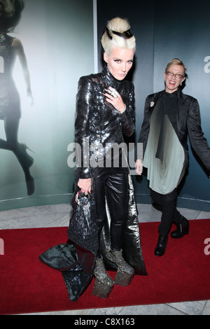 Daphne Guinness (mit einer Jacke von Hogan McLaughlin), Valerie Steele in Anwesenheit für Daphne Guinness Mode aufweisen, die Stockfoto