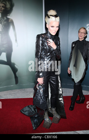 Daphne Guinness (mit einer Jacke von Hogan McLaughlin) in die Teilnehmerliste für Daphne Guinness Mode ausstellen, das Museum am f.i.t., Stockfoto