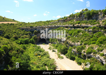 Tal des Flusses Cesse und einen Ausweg aus einer unterirdischen Abschnitt des Flusses. In der Nähe von Minerve, Département de l'Hérault. Stockfoto