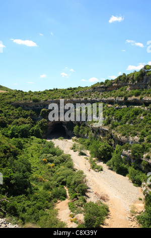 Tal des Flusses Cesse und einen Ausweg aus einer unterirdischen Abschnitt des Flusses. In der Nähe von Minerve, Département de l'Hérault. Stockfoto