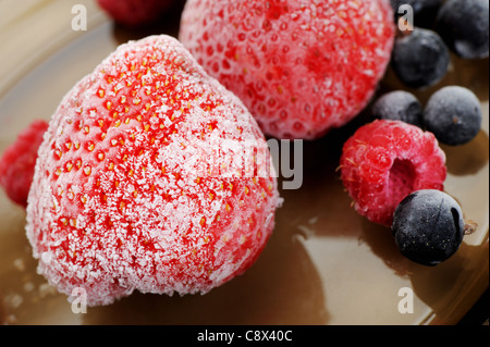 Die gefrorenen Himbeere, Erdbeere, Heidelbeere. Beeren mit Raureif bedeckt. Stockfoto