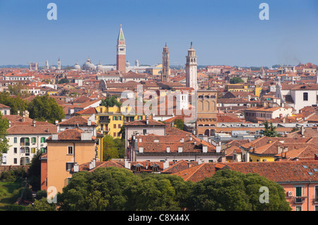 Venedig - ein Blick vom Deck eines Kreuzfahrtschiffes angedockt am Terminal. Stockfoto